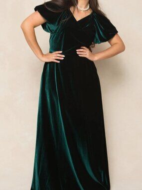 Ivy City Co. Tessie dress in emerald green velvet maxi formal gown stretch
